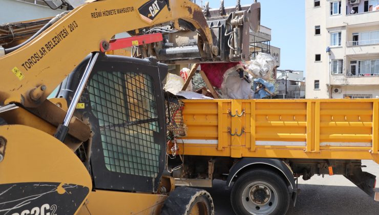 TOROSLAR’DA ÇÖP EVE TEMİZLİK OPERASYONU